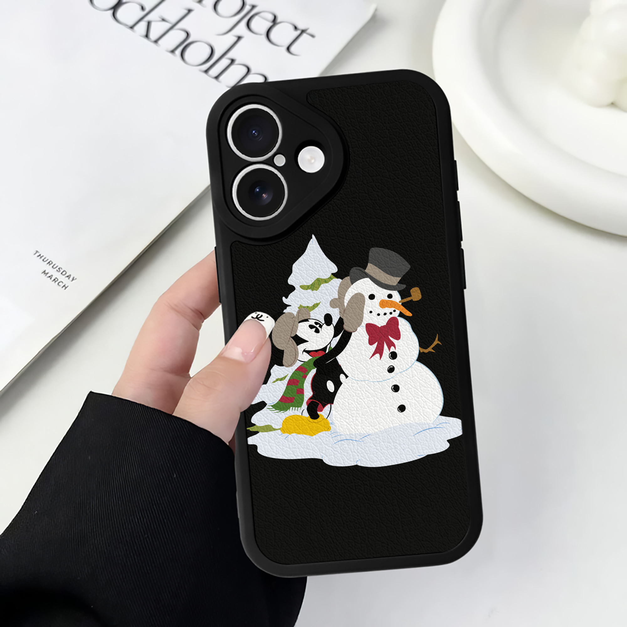 （画像用） ミッキーマウス Mickey Mouse 【iPhone 16シリーズ対応】シリコンスマホケース（レザー調） 材質：シリコン